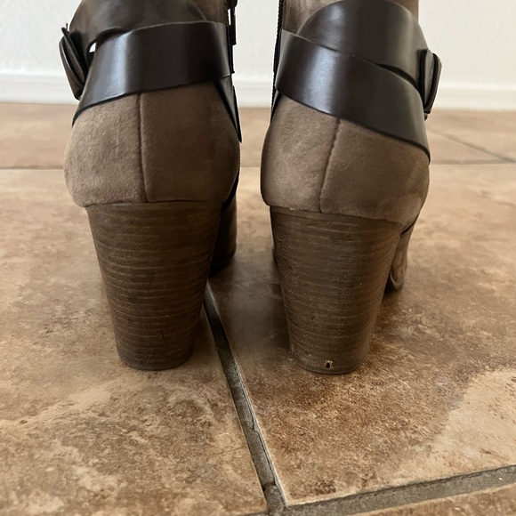 Brown suede ankle booties - Picture 2 of 3